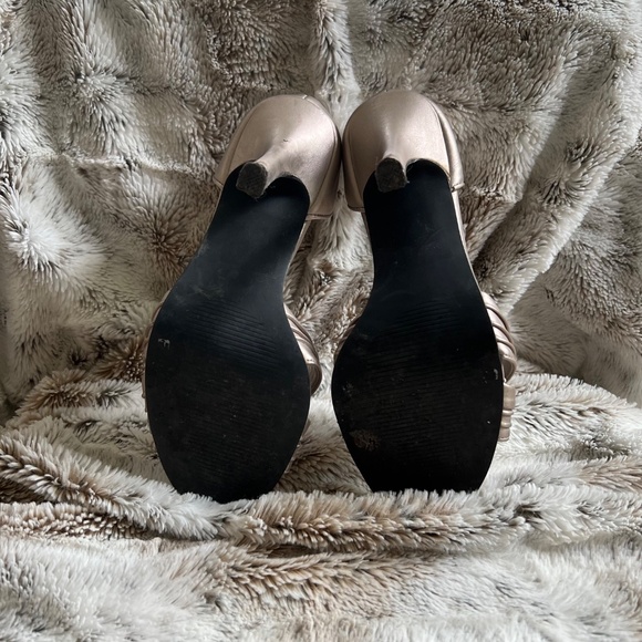 Beautiful Champagne Color High Heels - Size 36 (US 6) - Picture 5 of 6